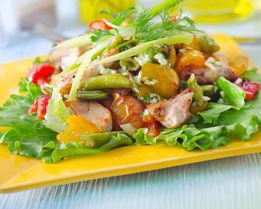 Нежный салат из куриной грудки с авокадо и перцем