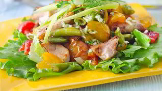 Нежный салат из куриной грудки с авокадо и перцем