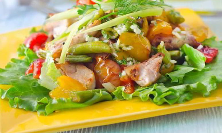 Рецепт нежного салата из куриной грудки с авокадо и перцем