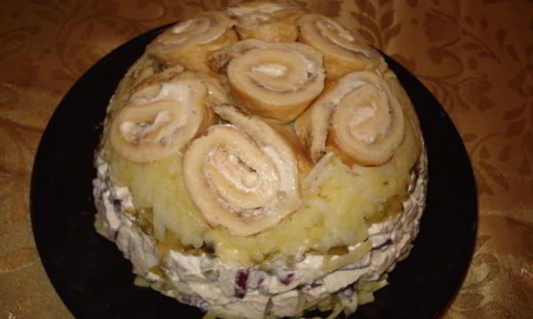 Рецепт оливье с омлетными рулетиками