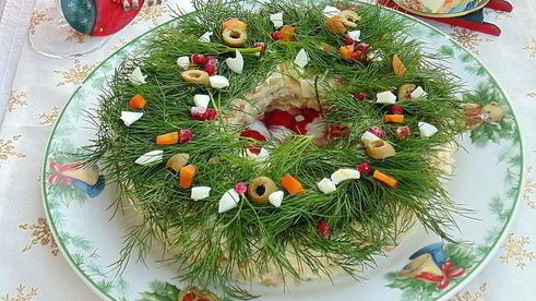 оливье с тунцом рождественский венок