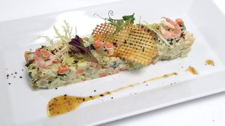 Постный оливье с креветками и медово-горчичным соусом