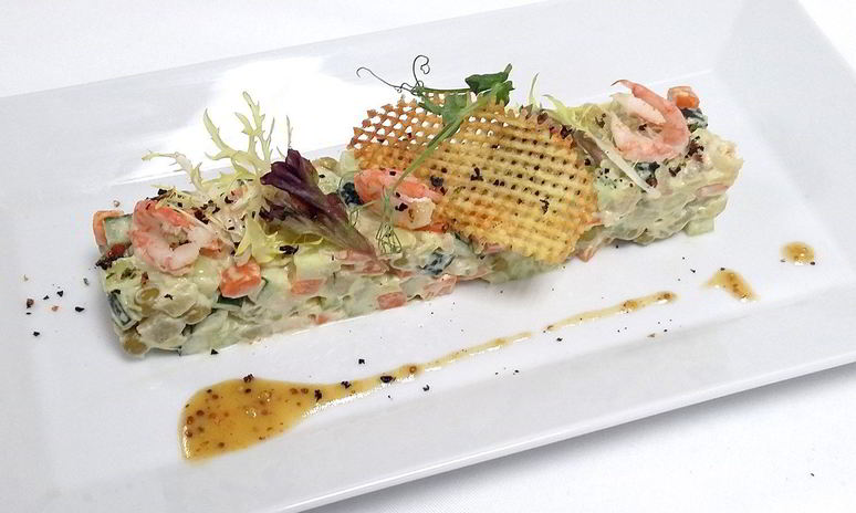 Рецепт постного оливье с креветками и медово-горчичным соусом