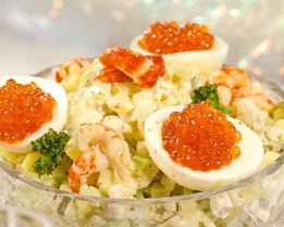Салат оливье с икрой и раковыми шейками