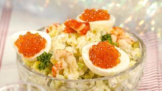 Салат оливье с икрой и раковыми шейками