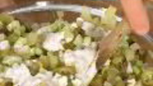 салат оливье с икрой и раковыми шейками