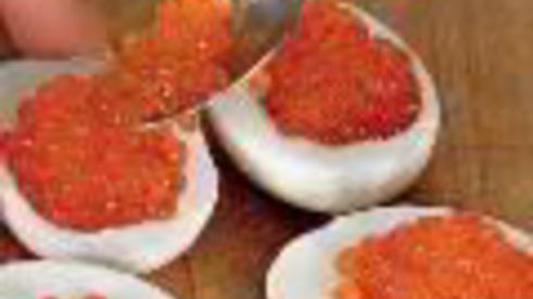 салат оливье с икрой и раковыми шейками