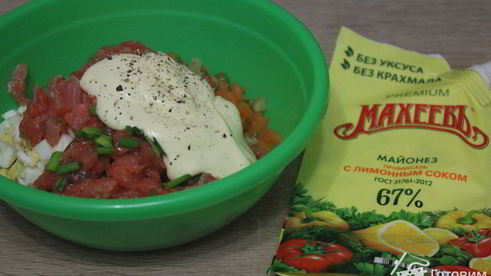 салат оливье с семгой и красной икрой