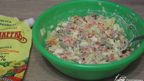 салат оливье с семгой и красной икрой