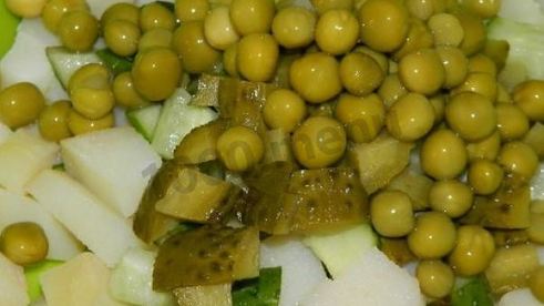 салат оливье с семгой и огурцом