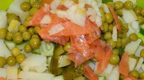 салат оливье с семгой и огурцом