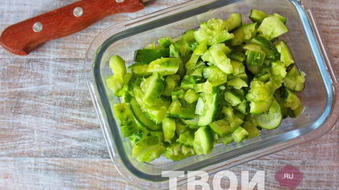 острый салат с огурцами