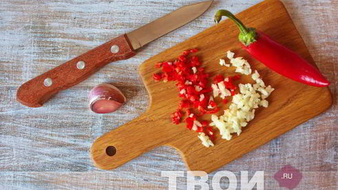 острый салат с огурцами