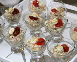 Порционный салат с перепелиными яйцами и помидорами