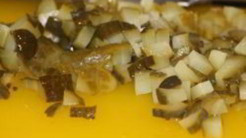 порционный салат с перепелиными яйцами и помидорами