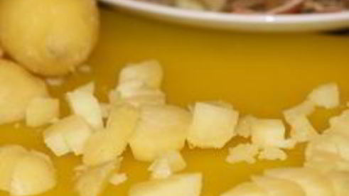 порционный салат с перепелиными яйцами и помидорами