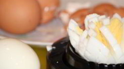 порционный салат с перепелиными яйцами и помидорами