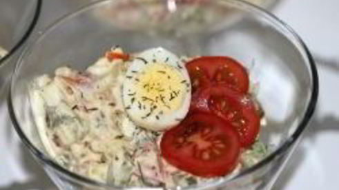 порционный салат с перепелиными яйцами и помидорами