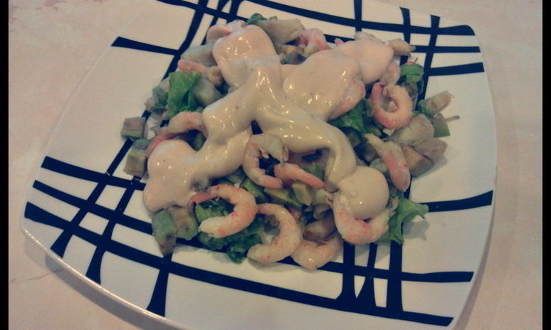 Рецепт салата из авокадо, креветок и картофеля с коктейльным соусом