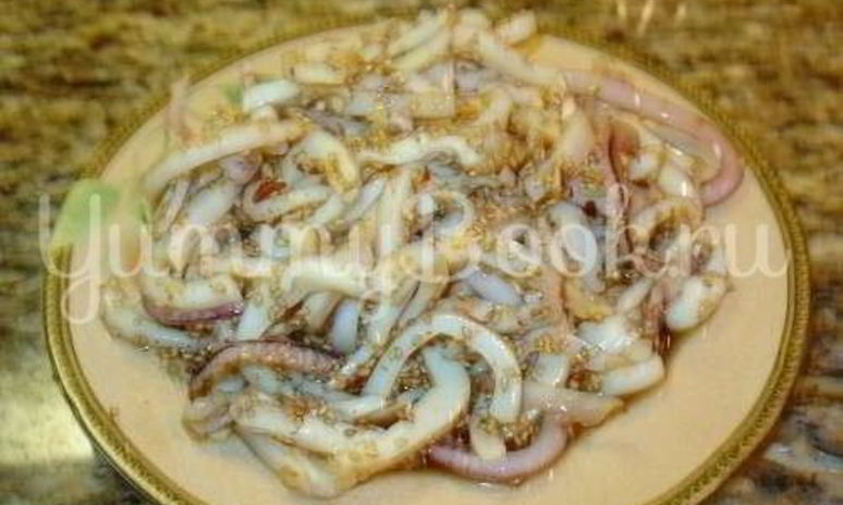 Рецепт салата из кальмаров с кунжутом