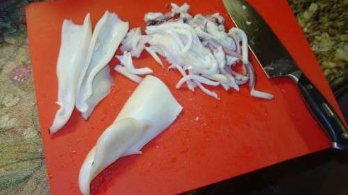 салат из кальмаров с кунжутом