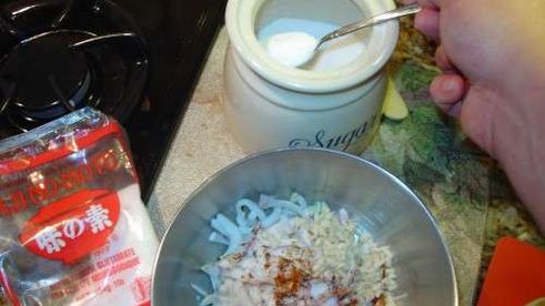 салат из кальмаров с кунжутом