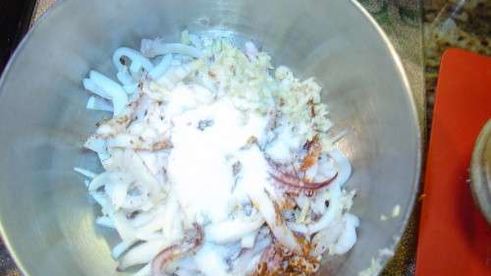 салат из кальмаров с кунжутом