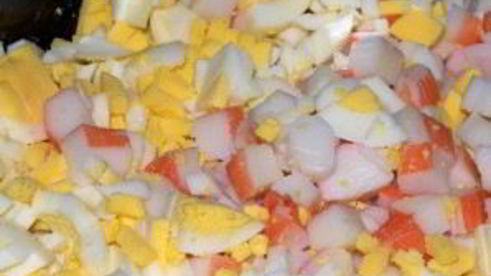 салат из крабовых палочек и кукурузы