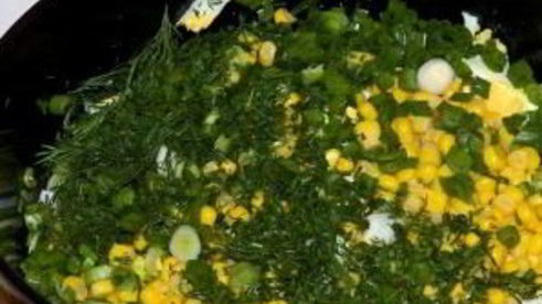 салат из крабовых палочек и кукурузы