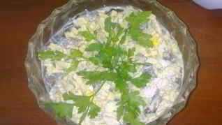 Салат из курицы с ананасами и грибами