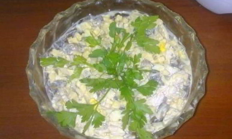 Рецепт салата из курицы с ананасами и грибами