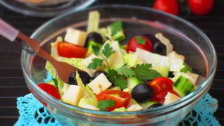 Салат из молодой капусты с маслинами и сыром