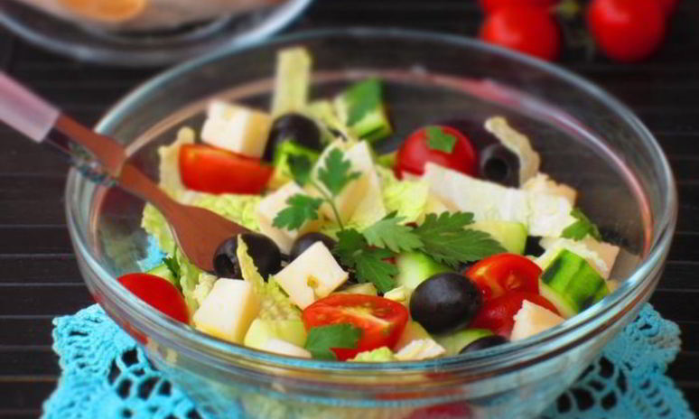 Рецепт салата из молодой капусты с маслинами и сыром
