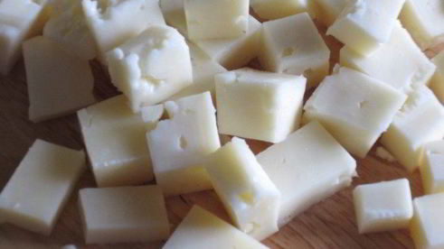 салат из молодой капусты с маслинами и сыром