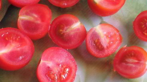 салат из молодой капусты с маслинами и сыром