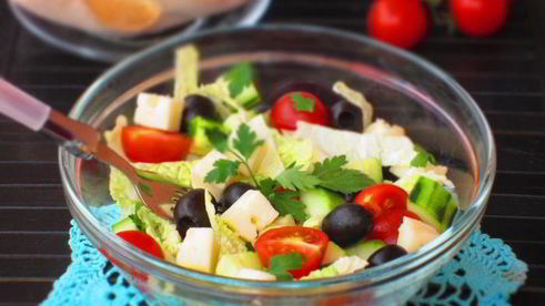 салат из молодой капусты с маслинами и сыром