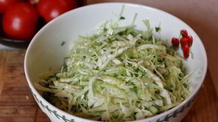 Салат из молодой капусты с огурцами