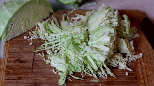 салат из молодой капусты с огурцами