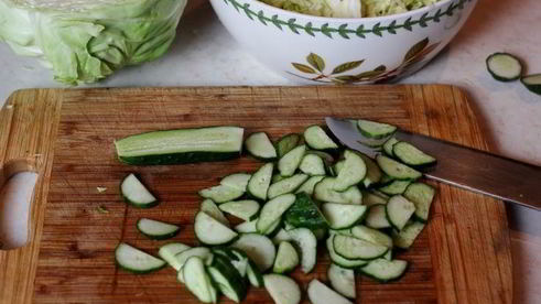 салат из молодой капусты с огурцами