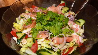 Салат из овощей с крабовыми палочками