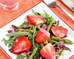 Салат из рукколы и клубники