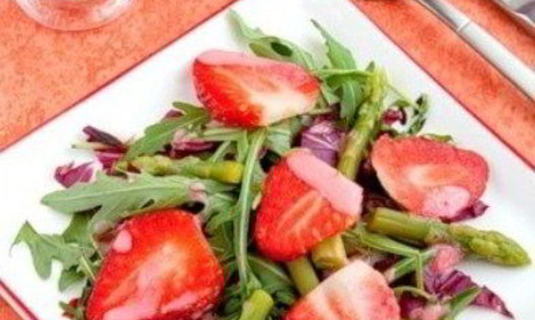 Рецепт салата из рукколы и клубники