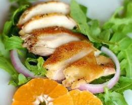 Салат из рукколы с куриной грудкой