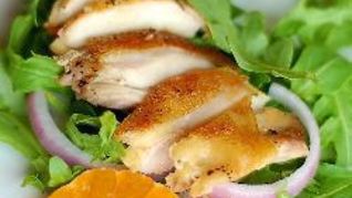 Салат из рукколы с куриной грудкой