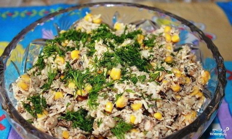 Рецепт салата из шпрот с сухариками