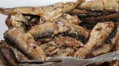 салат из шпрот с сухариками