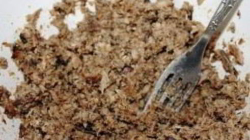 салат из шпрот с сухариками