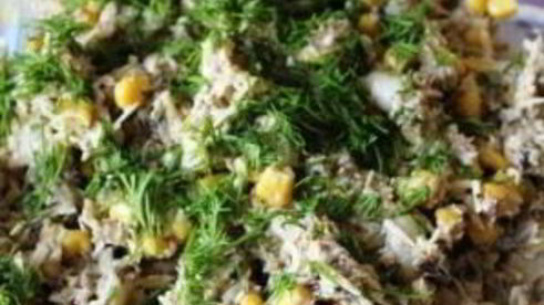 салат из шпрот с сухариками