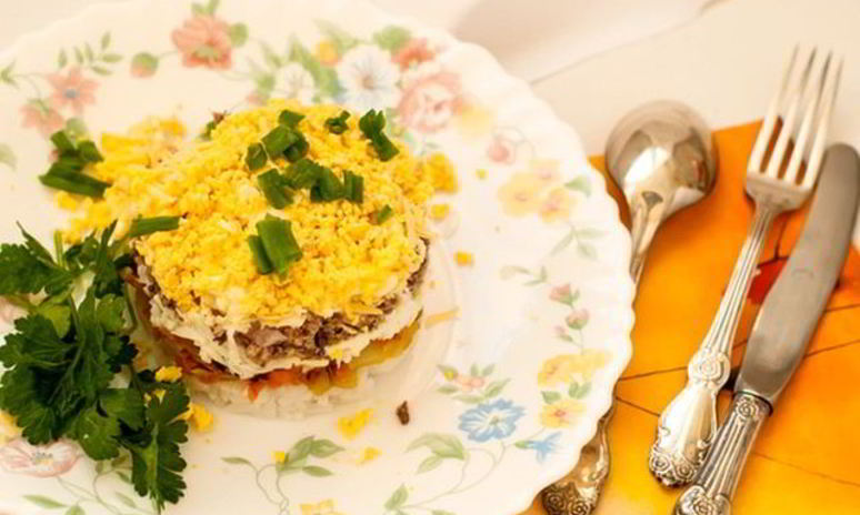 Рецепт салата мимоза с консервированным лососем