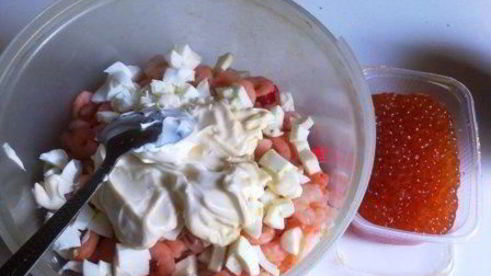 салат нептун с креветками и красной икрой